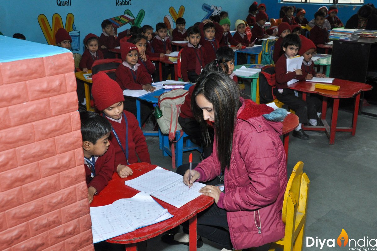 ImDiyaIndia's tweet photo. Take us back to the good old days when students met and interacted with their teachers in the classrooms ❤️👩‍🏫 and not on video calls...
Happy World Teachers' Day! 🥰
#WorldTeachersDay2021 #WorldTeachersDay #school #tuesdaymotivations #tuesdayvibe https://t.co/pw3rnS2UPC