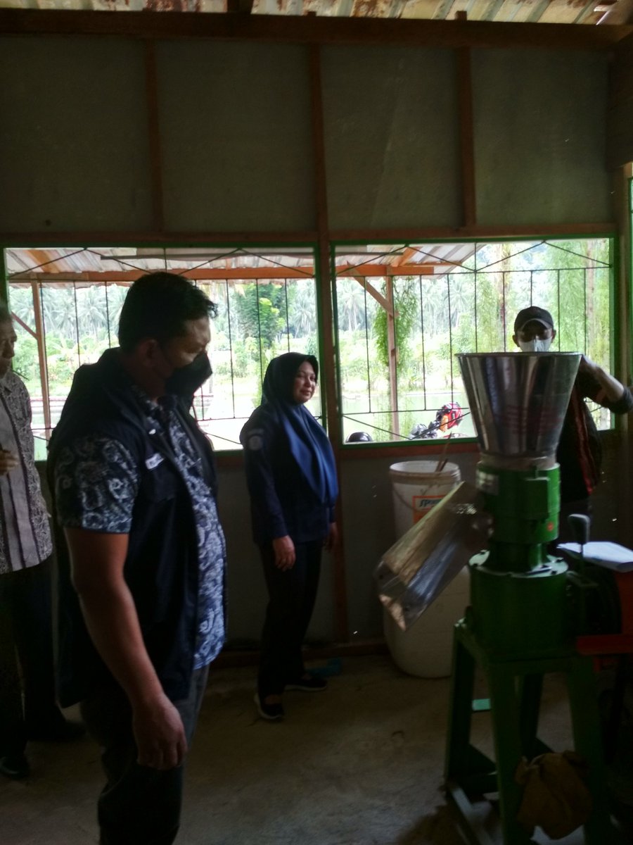 paputunganmila's tweet photo. Selasa(5/10),Jamila Paputungan, Luhkan Bolaang Mongondow bersama dgn Teknisi Gerpari di Pokdakan Telaga kom. Ds Komangaan, uji coba mesin pakan ikan bantuan dari DJPB KKP #GiatLuhkanSatminkalBitung #Bolmong @bpppbitung @puslatluhkp https://t.co/6z57SkxLVz