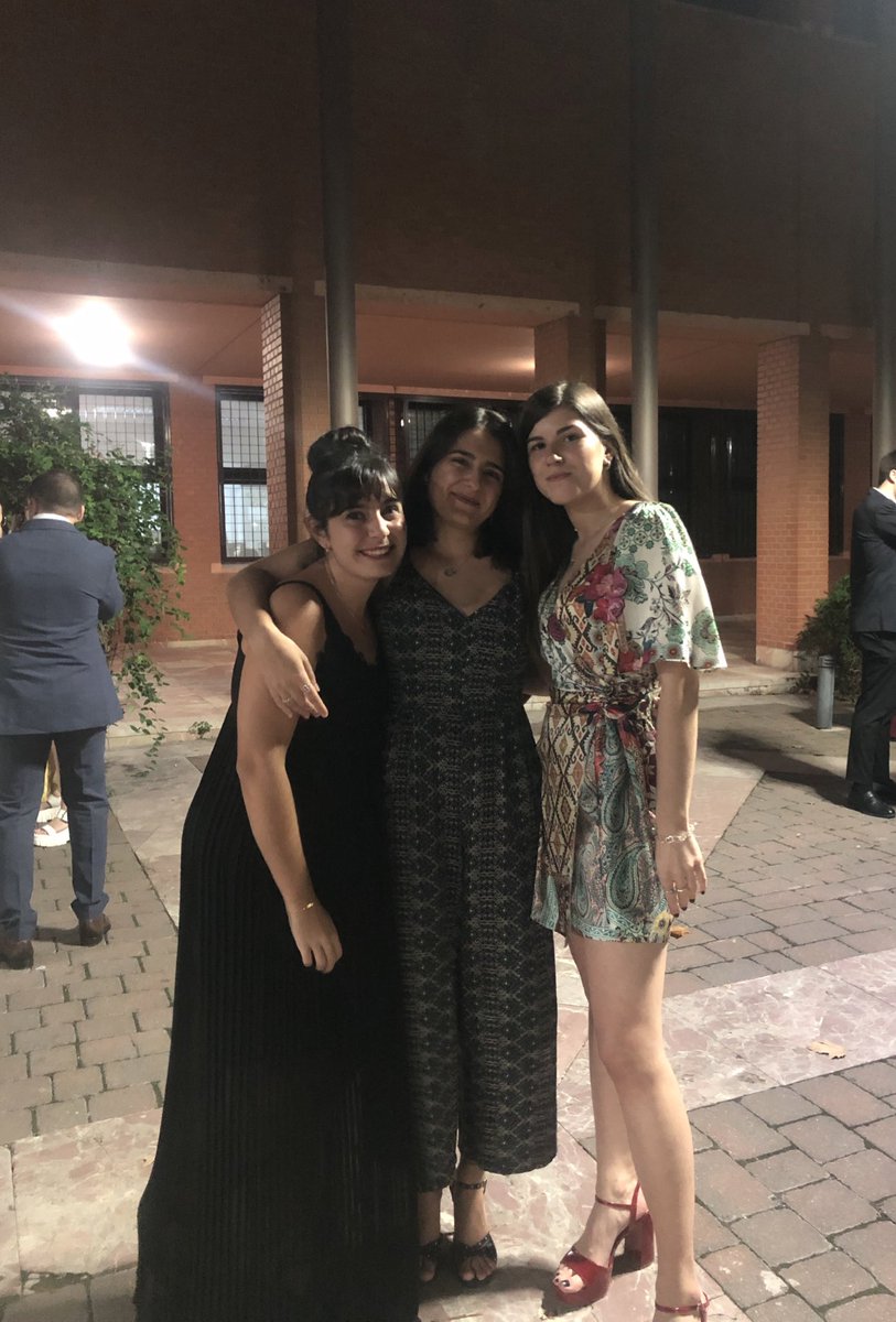 callmehelen_'s tweet photo. graduándonos un año tarde cerrando así la etapa de los lloros y las risas en la uc3m #flamas #drogos oskm 🎓💜 https://t.co/X5YHD3cuTp