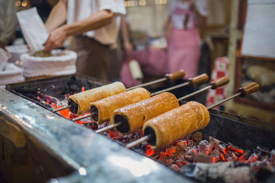 PremiumIncoming's tweet photo. Haven’t you tried delicacy yet...? This Hungarian sweet specialty will take your breath away  #VisitBudapest #KurtosKalacs https://t.co/PKyQOBDlqI