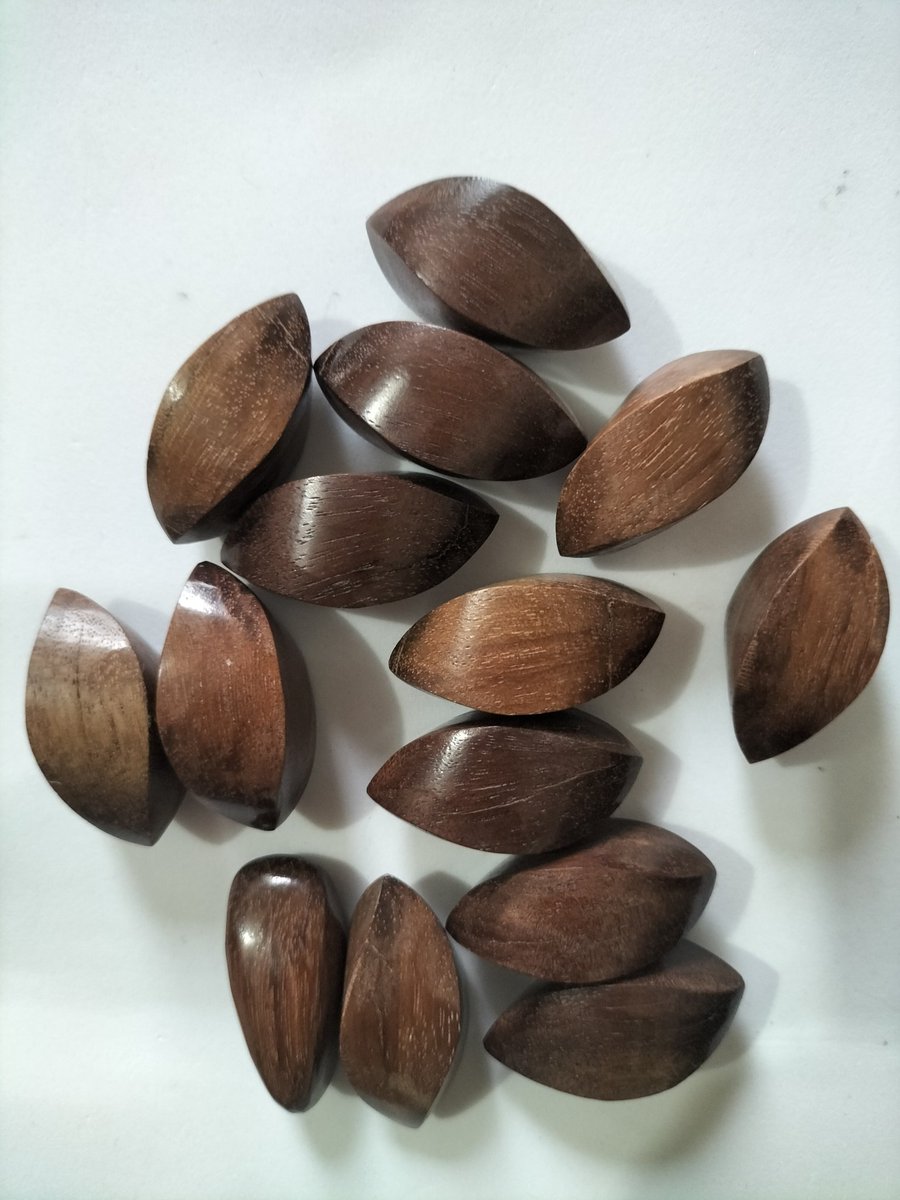 shellworksph's tweet image. Aside from shellcraft, we also do a bit of woodcraft on the side! We can craft beads from wood types like Kamagong, Pangantoun white wood, Robles, Rose, Gray and Bayong wood. 

#shellworks #shellwork #shellcraft #woodcraft 
#handicrafts #philippineshandicraft #shellcraftsupplier