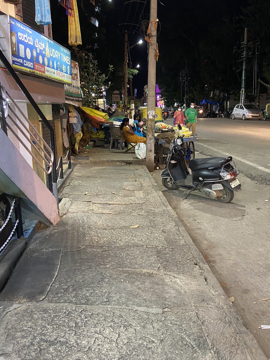 I don’t hate them but I need a footpath to walk. The footpath opposite to BEML complex busstop is occupied by vendors. I cannot walk on road with my 4 year old daughter. How would general public walk? Need answers from @BBMPCOMM <a href="/rrnagarps/">Rajarajeshwari Nagar PS BCP</a> <a href="/BbmpZone/">RRNAGAR ZONE BBMP</a>