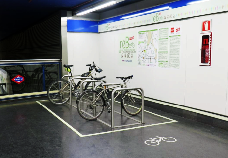 ♥️🚲 En tus desplazamientos en Metro, lleva tu bici. Mejoras tu salud y ayudas al medioambiente.
ℹ️ Toda la información para viajar con tu bici. 👉 bit.ly/3i9tlY9
🅿️ Usa los aparcabicis. 👉 bit.ly/2NCHbCt
#BicisEnMetro #ConoceMetro