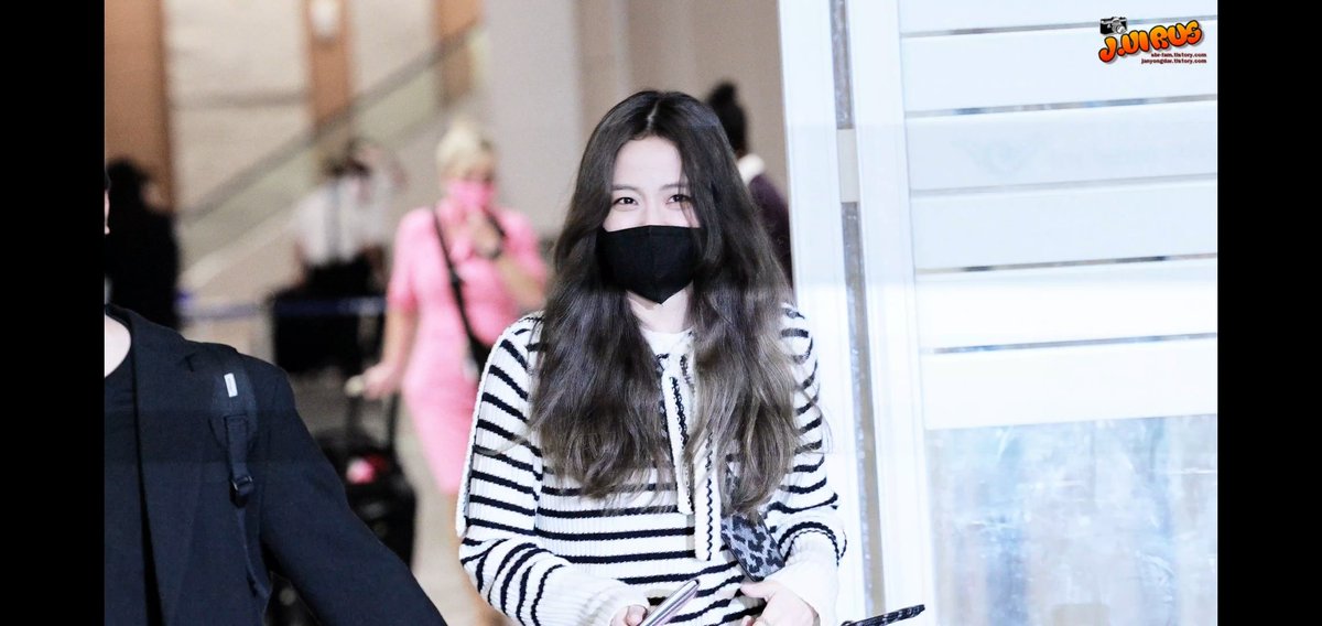 janyongdar's tweet photo. 211005 4K60P #블랙핑크(#BLACKPINK) #지수(#JISOO)인천공항 파리 입국 by 전바이러스
https://t.co/W7f4FaeqTh https://t.co/aWVyUyW5WB