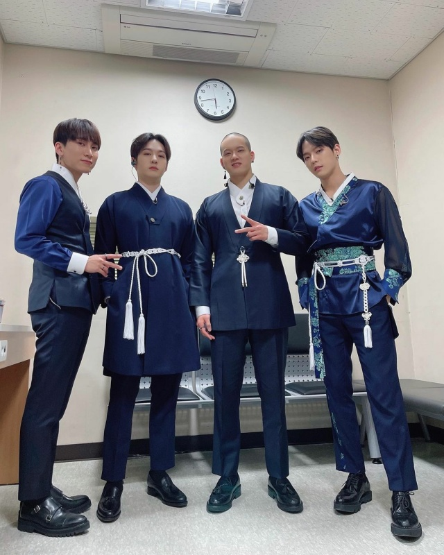 btob_info's tweet photo. Kim Jeongsun, a traditional knot designer shares the story behind her knot design for BTOB costumes performance on Kingdom.

https://t.co/GRSWbbO7Mz 

@OFFICIALBTOB #BTOB #비투비 https://t.co/UpdzMEjyPn