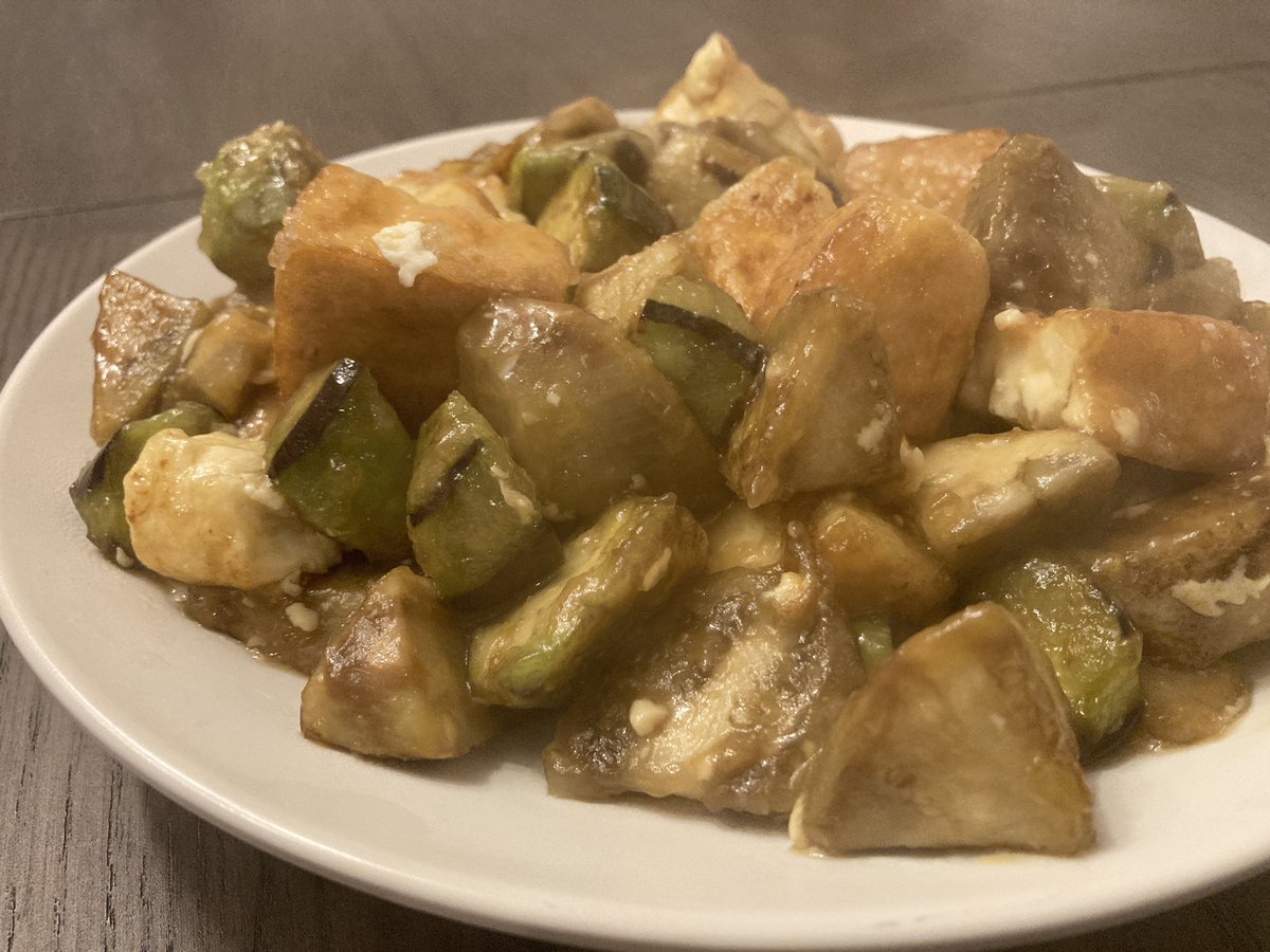 Kenshiro_GOAL's tweet photo. #採れたて野菜ご飯
#野菜料理 
ナスと大根と厚揚げを切って袋に入れて片栗粉入れてフリフリしたら下準備完了👌
あとは、フライパンに油ひいて炒める。最後に、めんつゆ、生姜チューブ、水を少し入れて炒めると完成！！
大根は準備でめんつゆに浸して、レンチンすると味が染み込んでなお良い！！ https://t.co/vajBcZFTAZ
