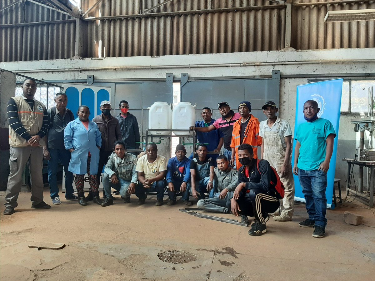FitiavanaHerin2's tweet photo. WASH is an everyone's concern
11 trained and certified artisans as a designer of hand washing facility last week.
#StopCovid
#everydayisanopportuny
#MobCom #Mywork #Mychallenge https://t.co/s2wzB4vLjf
