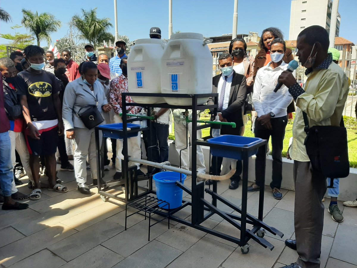 FitiavanaHerin2's tweet photo. WASH is an everyone's concern
11 trained and certified artisans as a designer of hand washing facility last week.
#StopCovid
#everydayisanopportuny
#MobCom #Mywork #Mychallenge https://t.co/s2wzB4vLjf