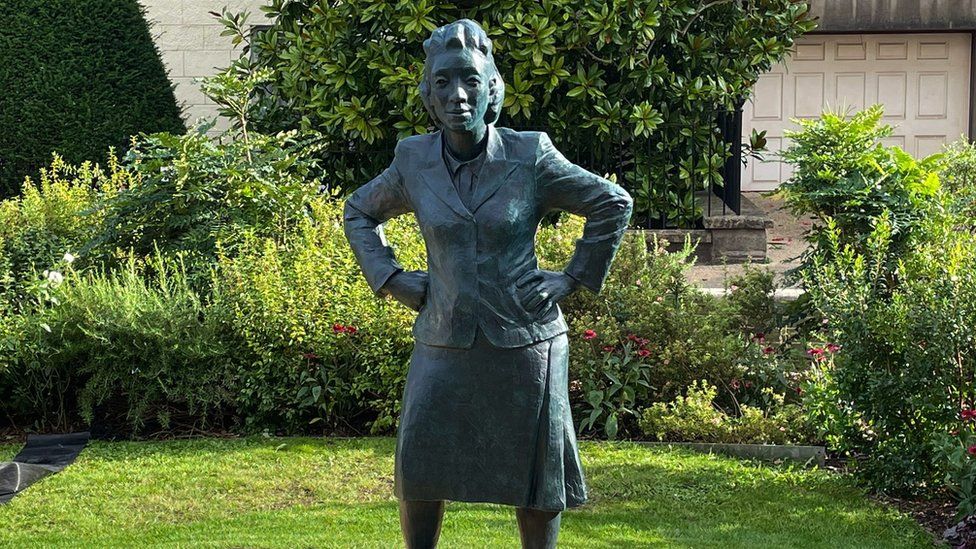 Statue of Henrietta Lacks installed
The first public sculpture of a black woman made by a black woman in the UK has gone on display in Bristol.
The statue's unveiling marked the 70th anniversary of her death. #HenrietaaLacks #HerstoricalMonuments
bbc.com/news/uk-englan…