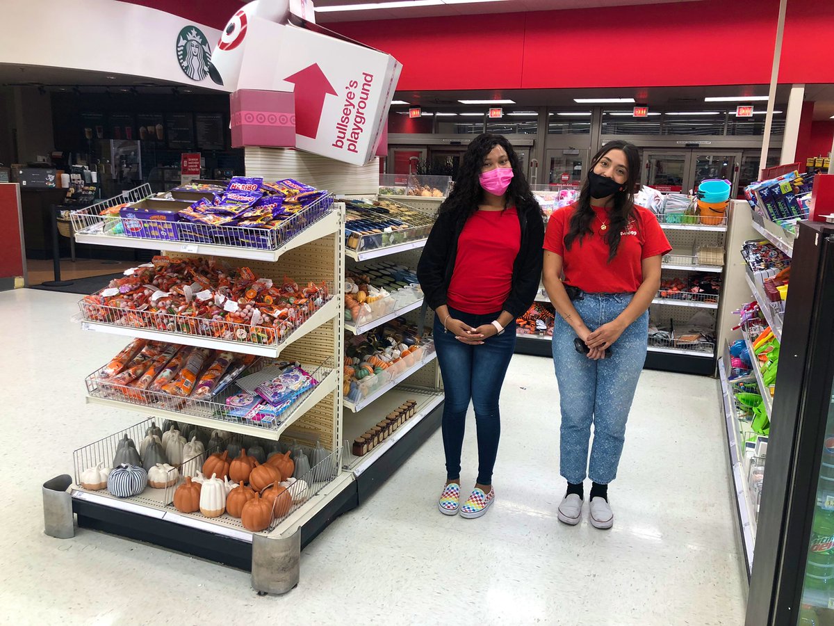 GoForAlice's tweet image. Day 1 on the job and Skyla is already making brand pop in Bullseye’s Playground with Target Veteran Jailynn! 🎯 #worksomewhereyoulove #R100Cares @ShopTheBullseye @emily_lindaaaa @TGTScheuer