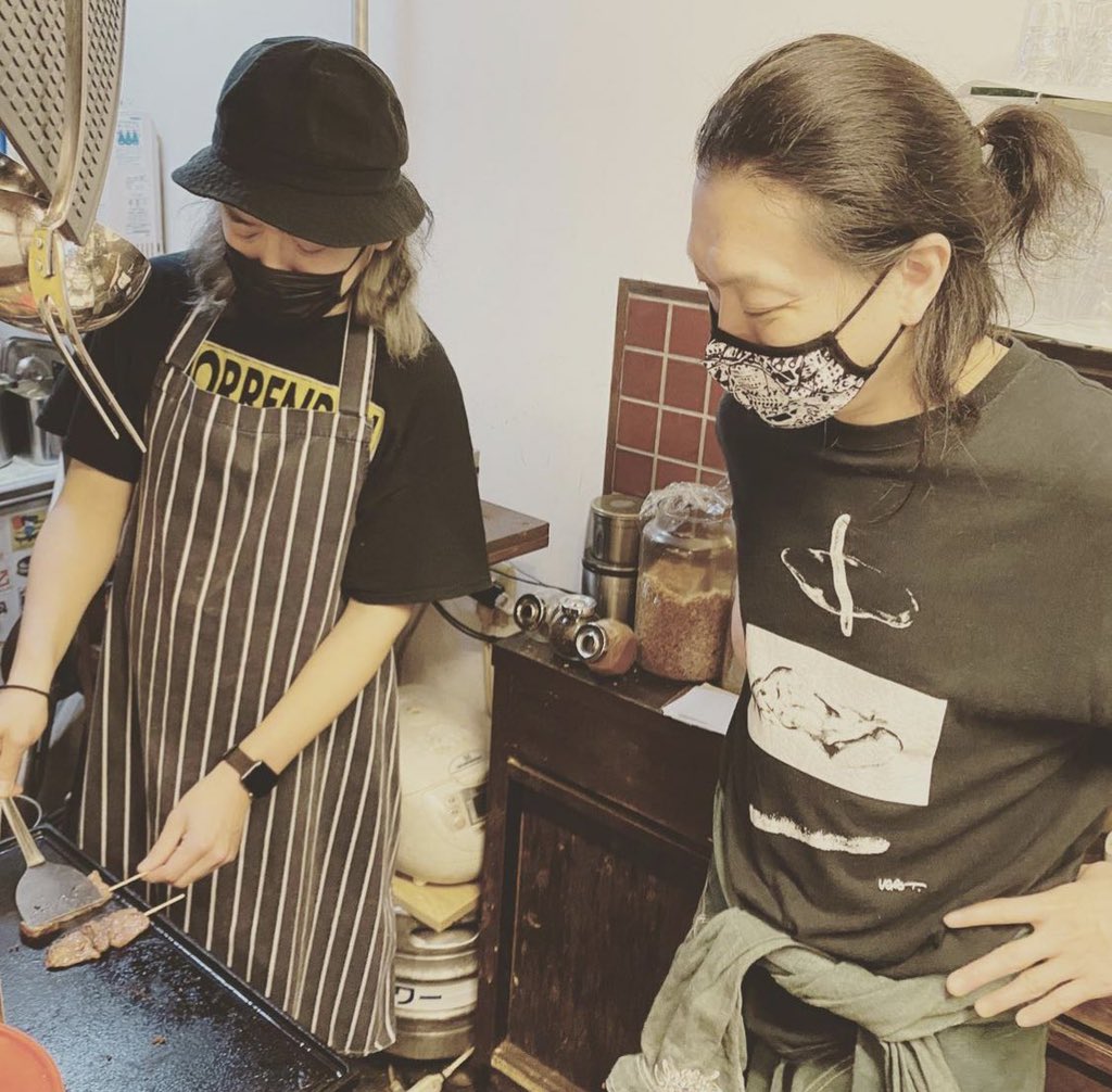 今週末10/9(土)のatmosphäreは、
前回大好評を博した[天蓼山 × atmosphäre]コラボで鉄板串焼立ち呑み営業！
お酒も普段よりリーズナブルな立ち飲み価格でご提供🍷
クラフトビールも各種あり〼
15時〜21時(20時L.O.)の営業となりますが、是非ご来店下さい！

※写真は前回営業時のもの

<a href="/matatabiyama/">天蓼山△matatabiyama</a>