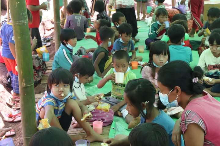 AyePyaePyaeKha9's tweet photo. A group of Free Burma Ranger-Karenni supplied various basic food items and medicines to refugees in Kayah (Karenni) State on today.

#UnfetteredAccessForAids
#Oct5Coup
#WhatsHappeningInMyanmar https://t.co/vcSDM5Z663