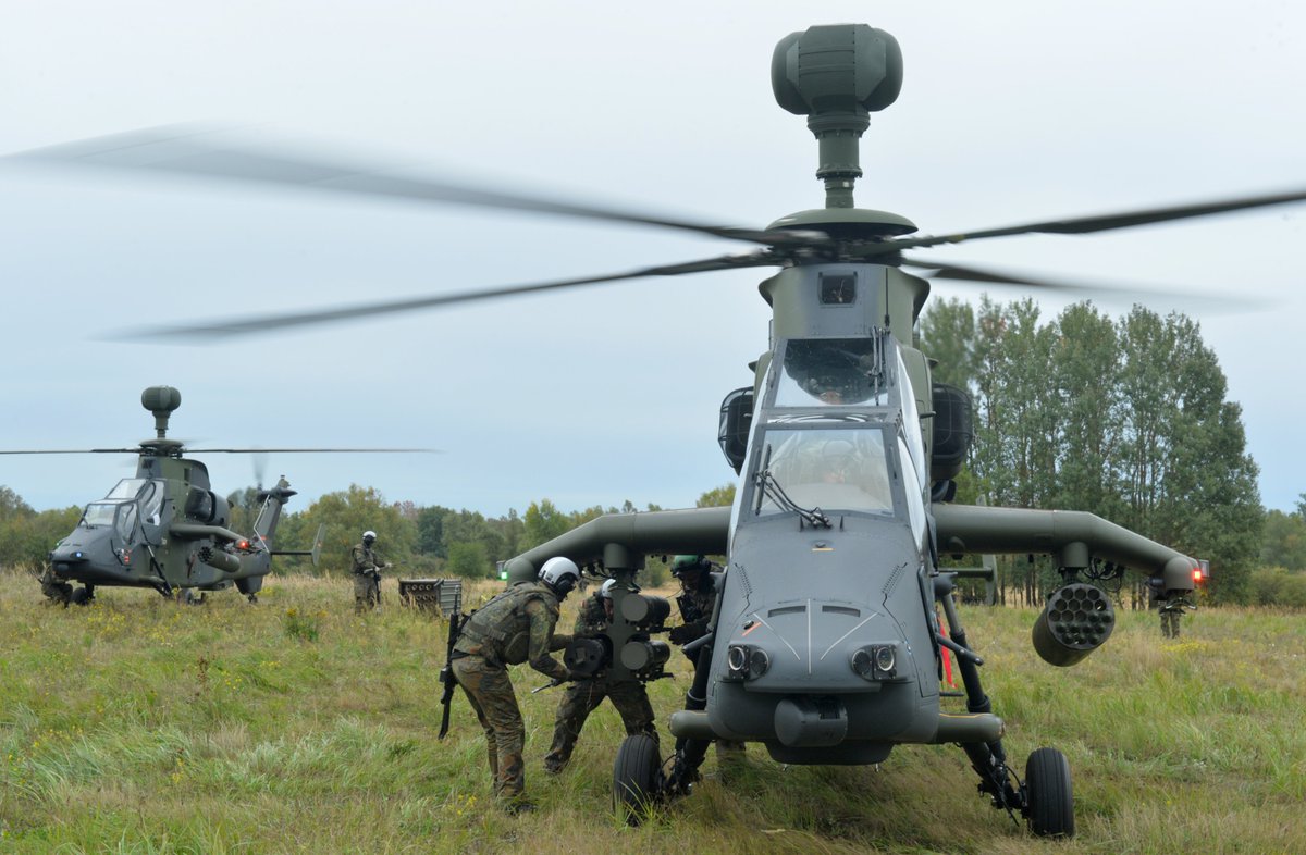 Rotorengeräusche durchbrechen die morgendliche Stille: Kampfhubschrauber #Tiger sind im Anflug auf den vorgeschobenen Betankungspunkt in Klietz. Auch bei der #Heer|esübung #GreenGriffin 2021 muss die feldmäßige Versorgung mit Kerosin und Munition sichergestellt sein. #NachVorn