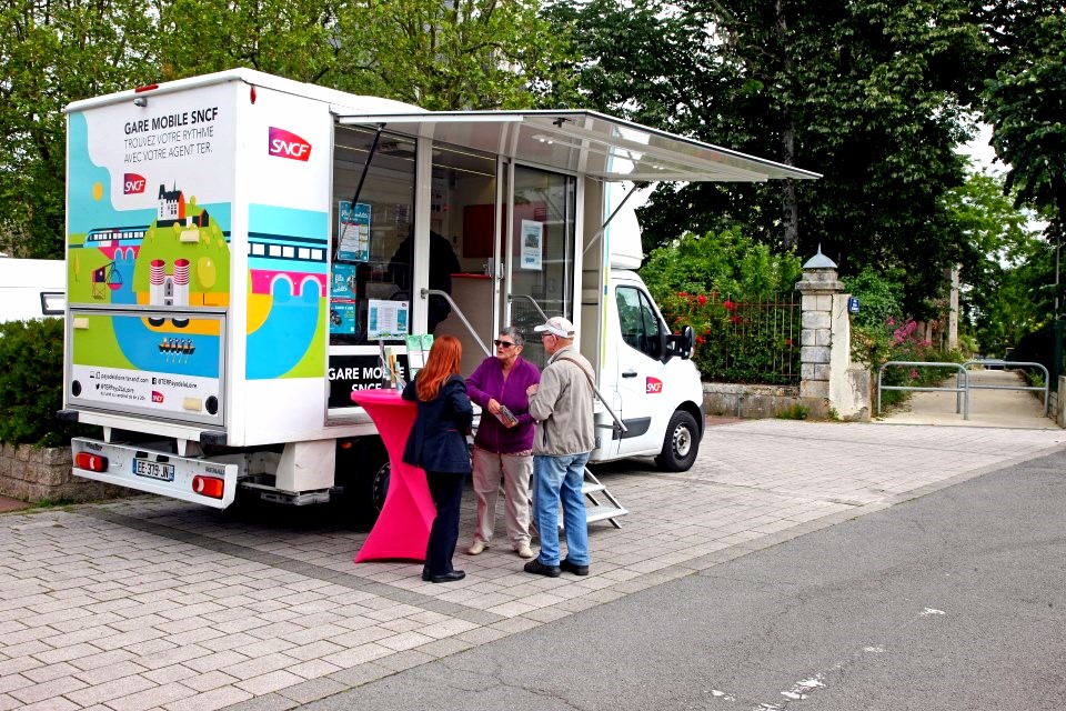 📢A partir d'aujourd'hui, la Gare Mobile <a href="/TERPays2LaLoire/">TER Pays de la Loire</a> vient à vous chaque mardi au Poiré-sur-Vie.
👉Elle vous propose l'offre complète #Aleop en TER et vous permet, à vous aussi, de diviser par 8 vos émissions de CO2 sur votre trajet !
#PlusDeTERmoinsDeCO2
