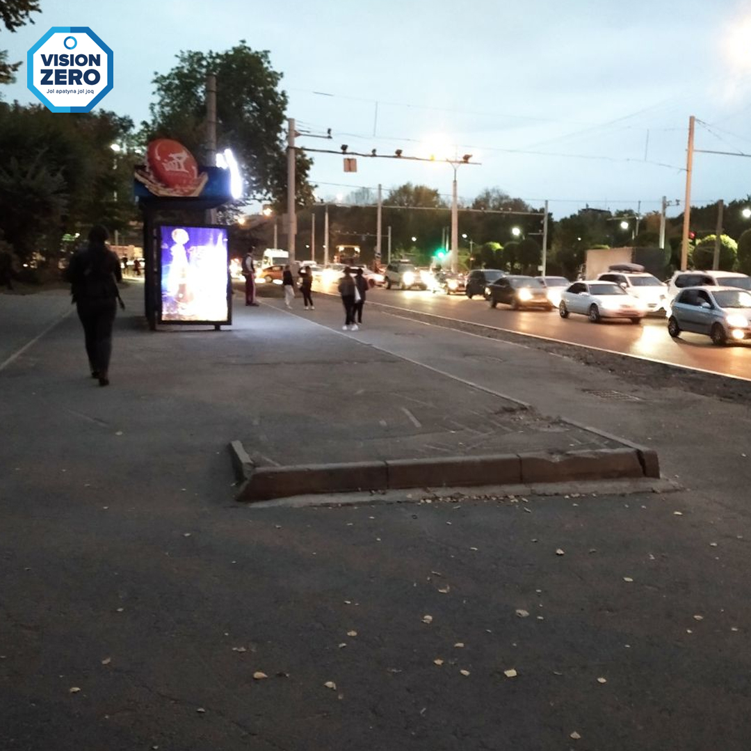 SergekZero's tweet photo. Алматы для людей: на Толе би вместо карманов на остановках - антикарманы. 

Только посмотрите сколько места теперь у пешеходов и пассажиров!

На Толе би - Ауэзова закрыли парковку у перекрестка. Теперь путь до остановок и время посадки и высадки пассажиров значительно сократились https://t.co/FkRlb5HJBL