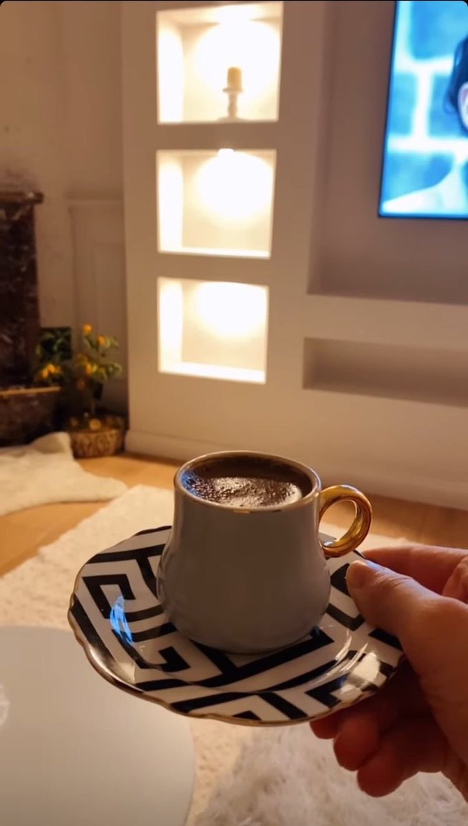 sha_do65's tweet image. ما أجمل الكلام الذي يأتيك من غير موعد وما أجمل تلك الحروف التي تكتب لك وحدك..🍒💕

#حديث_الصباح
#قهوة_الصباح
#شهر_الوقوع_بالحب
#تصويري