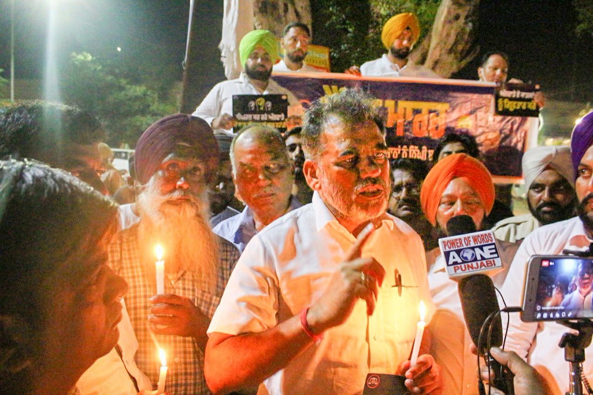 nksharma112's tweet photo. ਲਖੀਮਪੁਰ ਖੀਰੀ 'ਚ ਬੀਜੇਪੀ ਵੱਲੋਂ ਕੀਤੇ ਕਤਲੇਆਮ ਵਿੱਚ ਸ਼ਹੀਦ ਹੋਏ ਕਿਸਾਨਾਂ ਦੀ ਸ਼ਹਾਦਤ 'ਤੇ ਡੇਰਾਬੱਸੀ ਵਿੱਚ ਕੈਂਡਲ ਮਾਰਚ ਕੱਢਿਆ। ਪ੍ਰਮਾਤਮਾ ਸ਼ਹੀਦ ਹੋਏ ਕਿਸਾਨਾਂ ਦੇ ਪਰਿਵਾਰਾਂ ਨੂੰ ਹਿੰਮਤ ਬਖਸ਼ਣ।
#ShiromaniAkaliDal #kisanektazindabaad #FarmersProtest #kisansangarsh #LakhimpurKheriViolence https://t.co/G7fRnZiopP