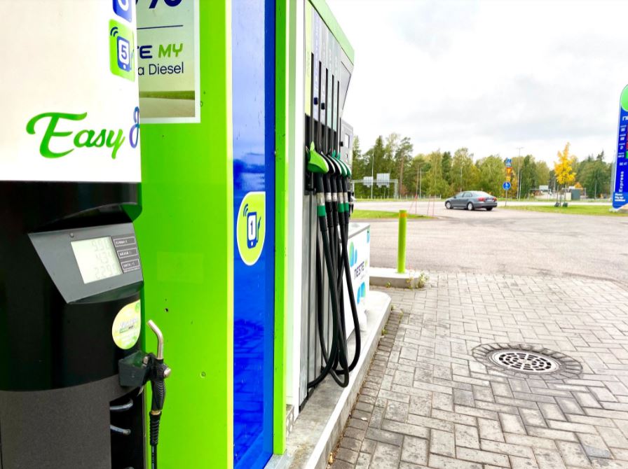 NesteSuomi's tweet photo. Hyviä uutisia autoilijoille! Laajennamme #EasyFill -verkostoa tuomalla lasinpesunesteautomaatit lähes 30 uudelle asemalle. Samalla vähennämme muovijätteen määrä asemilla jopa 80 000 pakkauksella vuodessa. Katso uudet paikkakunnat ja asemat täältä: https://t.co/bH71tkU3YL https://t.co/g3zWCDKxqi