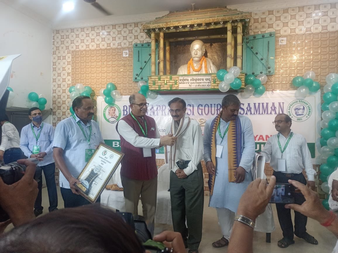 Amar4Odisha's tweet photo. Two days ago, I attended the Biju Apravasi Gourav Samman- 2021 Awards event of BJD Apravasi Sammukhya along with Hon’ble MP @SubashSinghBJD &amp; Cuttack Dist. President @debashish_mla. Felt so happy as I had created this in early 2019. Thank @singhnandlal for a splendid function. https://t.co/QrsViGeHme