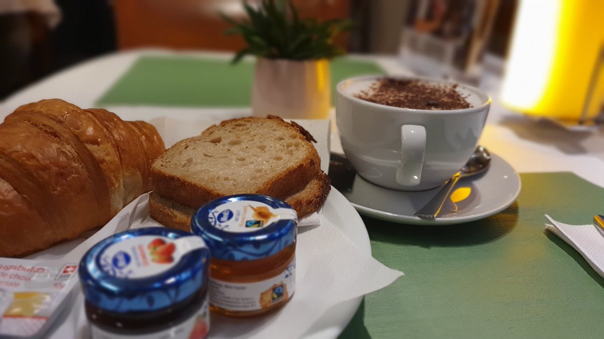 schilleriana's tweet photo. #SBBRestaurant @elvetino @_DiningCar #speisewagen
Es ist wieder #muntermacher Zeit im @speisewagen der SBB. https://t.co/J9X50ctXTE
