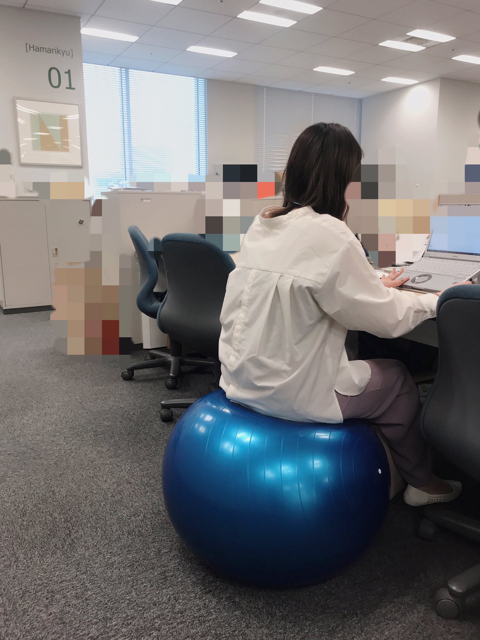 ロート製薬公式アカウント ロート社員あるある 健康のためバランスボールに乗って仕事している社員がオフィスに数人いる ちなみに写真の後輩は本当に一日中乗っているそう 全然疲れないですよ との事なので きっとバランスボールの成果が出て ロート製薬公式アカウント ロート社員あるある 健康のためバランスボールに乗って仕事している社員がオフィスに数人いる ちなみに写真の後輩は本当に一日中乗っているそう 全然疲れないですよ との事なので きっとバランスボールの成果が出て