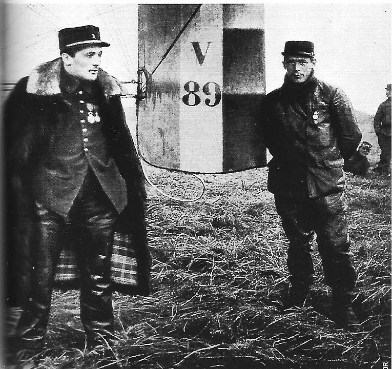 TheatrumBelli's tweet photo. 5 octobre 1914 : première victoire aérienne de l’histoire.
Les Français Frantz et Quenault, à bord d’un #biplan #Voisin, abattent un autre biplan allemand #Aviatik au-dessus de Jonchery-sur-Vesle grâce à leur mitrailleuse FM #Hotchkiss.
> https://t.co/XN8zKJ27b2
#Aviation https://t.co/vSWofz3Zmh