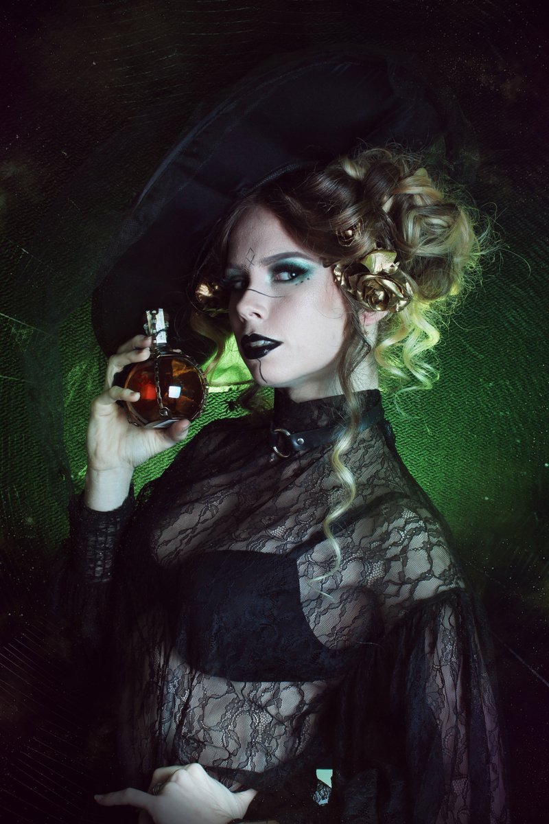 FlorenciaSofen's tweet photo. 🎃At any rate, I'm not going to kill you, well maybe after dessert🎃
Soy MUY MUY fan de American Horror Story. Todas las temporadas. Todo.
Y hace unos años hicimos un look estilo Coven con #JoshArt que me sigue flipando mogollon ♥
Spooky Vibes para este martes, amores ~ https://t.co/pF7MssIz46