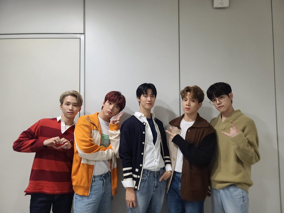 weeklyidol_'s tweet photo. #주간아 #주간아이돌 @weeklyidol_
#NFlying #엔플라잉 @NFlyingofficial

🥁드럼처럼 내 심장을 때리고 간
엔쁠라잉..💗
쁠라잉과 함께 유잼비행하고 싶다면✈
주간아 Let’s Roll😍

10월 6일 수요일 오후
MBC M 8시/MBCevery1 12시
주간아이돌 본방 사수📺

#이승협 #차훈 #김재현 #유회승 #서동성 https://t.co/FOk9Fj3Rpz