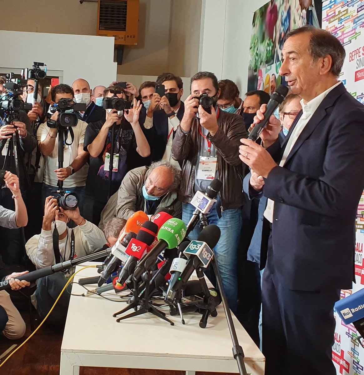 Con Milano che riparte è inciampato di brutto, ma Sala è anche quello che ieri in conferenza stampa spiegava alla giornalista che ha fatto la domanda su "homeless, decoro e centro" che gli homeless sono povera gente e che il decoro non c'entra.