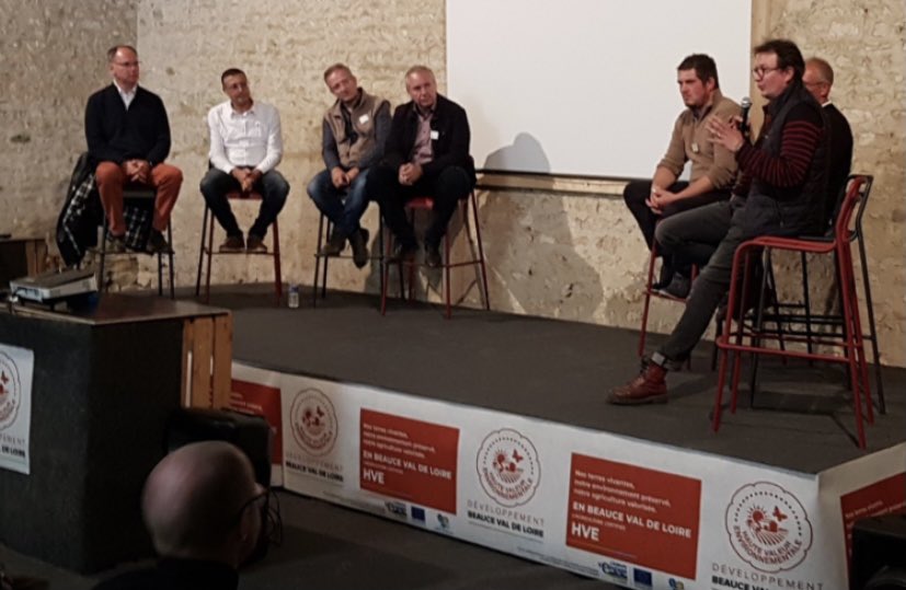 6 agriculteurs, adhérents Axéréal, ont échangé avec 120 participants sur leurs pratiques liées à la certification HVE : biodiversité, gestion de l'irrigation, fertilisation et stratégie phytosanitaire.
 
Des résultats d’enquêtes de l’ESA (coûts, conso) ont complété les échanges.