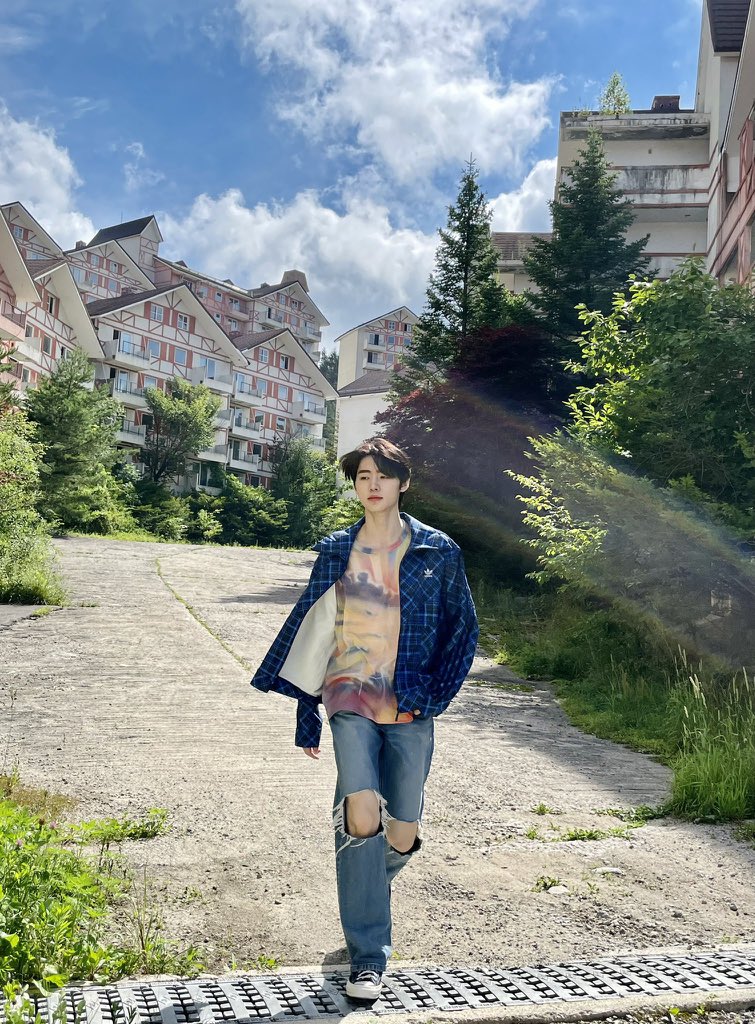 PARKCHENGXUN's tweet photo. Infused with a very contrasting look compared to the first version, the second section of DIMENSION : DILEMMA compiled a lot more carefree charms. The page containing CHARYBDIS has finally been turned and the casual day-to-day look was shown in a flattering way. https://t.co/EIk4K6RRCx