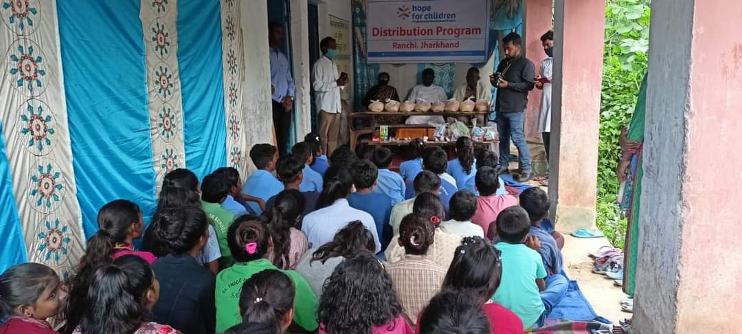 believersweb's tweet photo. Diocese of Ranchi distributed #dryrations and school supplies to around 80 #underprivilegedchildren through Hope for Children on #GandhiJayanti. Shri. Indradev Oraon, SI and Smt. Lalitha Ekka, block chief and other dignitaries were present on the occasion. 

#freeschoolsupplies https://t.co/dfEy1KQsKb