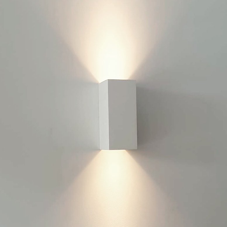 Lighting isn’t just about the ceilings… wall lights transform the mood of a room. These simple up and down lighters from @astro_lighting create a stunning effect. 👌🏻

#upanddown #lighting #uplighting #downlight #downlights #uplights #uplight #moodlighting #lightingdesign