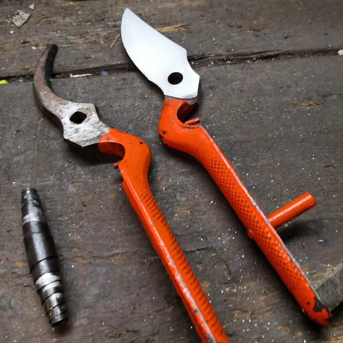 Cookiru3's tweet image. 🤔 ¿Os gusta cómo están quedando estás tijeras de podar que nos han llegado a través de Casa Reig? 

🤩 ¡Puedes dar una segunda vida a tus herramientas de corte si las dejas en buenas manos!

⬅️ Acero sin trabajar | Acero pulido ➡️