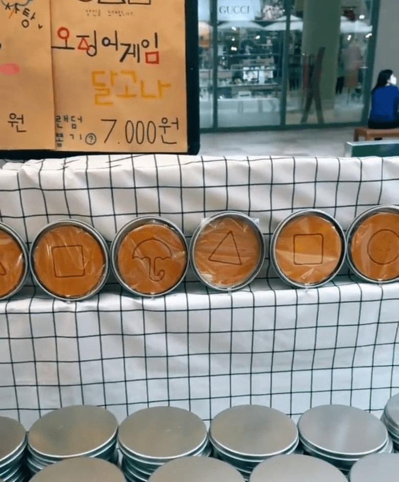 โอ้โหหหห จากกระแสซีรีส์“오징어 게임”(squid game)ที่มีฉากเล่น“ขนมทัลโกนา”ปกติขายอันละ1,000วอน ตอนนี้ที่“อินซาดง”ทำออกมาขายใส่กล่องเหมือนในซีรีส์เลย ราคาพุ่งไปที่ 7,000วอน