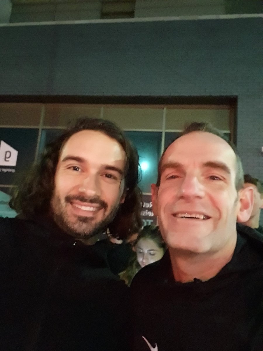 simontheref's tweet image. What a thoroughly nice guy to go for my last training run before the Manchester Marathon. Took time to try and talk to everyone.  I'm raising money for the Alzheimer's Society  justgiving.com/fundraising/s-…  @thebodycoach  @alzheimerssoc