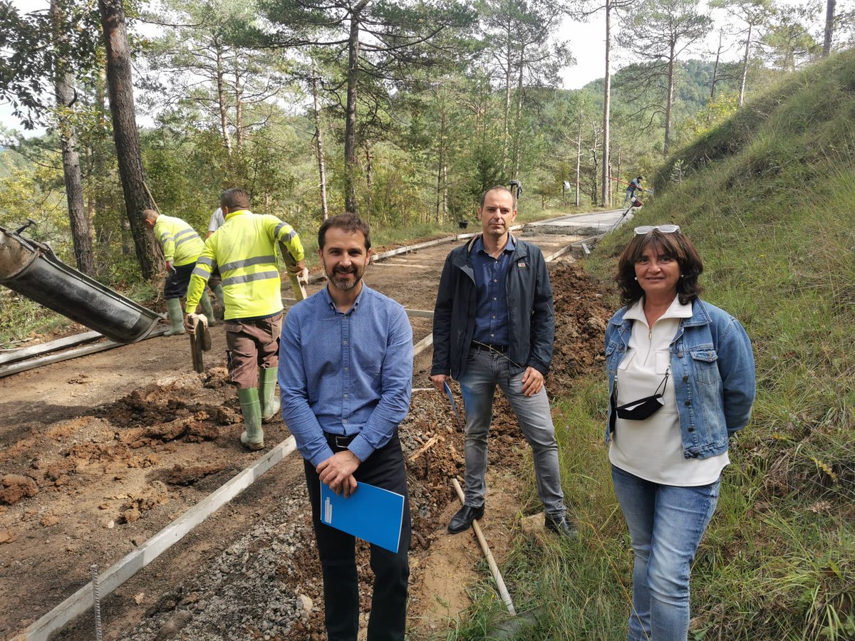 CCRipolles's tweet photo. Al servei del territori!
Iniciem la pavimentació de 12 camins rurals del #Ripollès. El president, @Joaquim_Colomer, el vicepresident @EnricPerez i l'alcaldessa, @Dolors_Costa, visiten les obres al camí d'#Estiula. https://t.co/QzXgsv1LK5