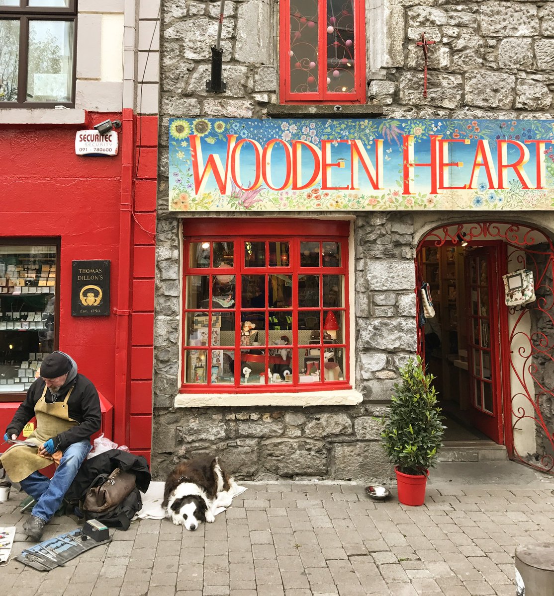 galwaytourism's tweet photo. Galway voted in TOP 10 SMALL CITIES IN THE WORLD TO VISIT by Condé Nast Traveller Readers' Choice Awards 2021 🎉 
https://t.co/Qoih55fG9z https://t.co/9eKuAHBiTX