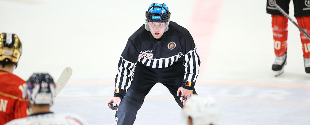 DEL2_News's tweet image. Weiterer Vermarktungserfolg: Die Schiedsrichter in der #DEL2 sind erstmalig und einheitlich vermarktet worden. Die Vermarktung war Teil der Medienrechtsausschreibung und 
@SpradeTV  bekam den Zuschlag.

Mehr unter: t1p.de/vgfvx

Fotos: Benjamin Lahr / Linda Maier