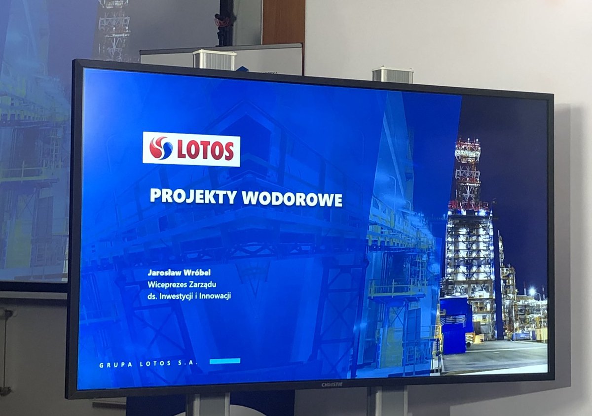 GrupaLOTOS's tweet photo. Zwiększenie konkurencyjności Grupy #LOTOS poprzez uruchomienie sprzedaży wodoru wysokiej czystości to główny cel projektu #PUREH2. Trwa konferencja #PCHET, podczas której wiceprezes @GrupaLOTOS J. Wróbel prezentuje projekty wodorowe spółki. https://t.co/GAfUoQ502v