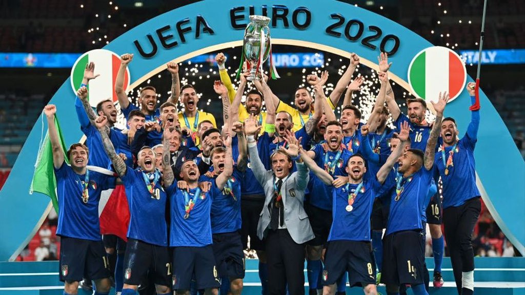 2010MisterChip's tweet photo. 37 partidos seguidos (3 años) sin perder (25 de ellos con portería a cero) en los que ha marcado 93 goles y solo ha recibido 12 (nunca más de uno por partido). Vigente campeona de Europa.

Nunca hubo una selección tan rocosa y difícil de vencer. Ese es el próximo rival de España. https://t.co/qqOpgfJhw5