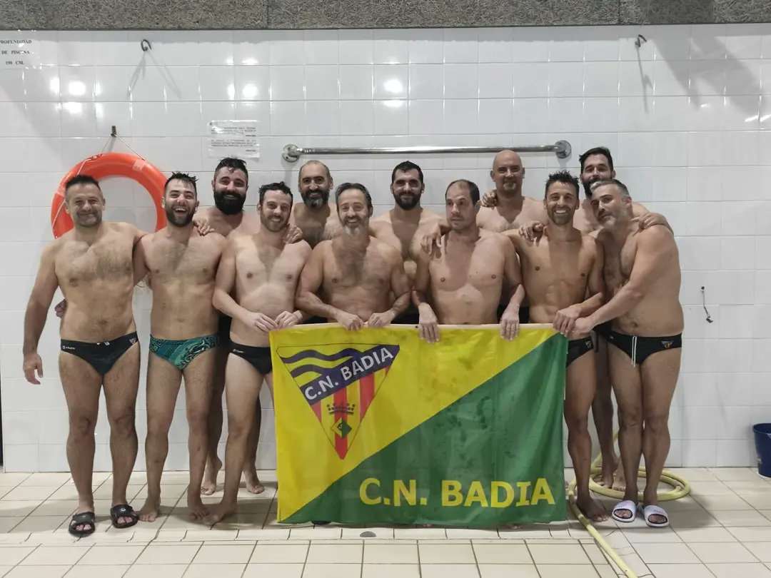 cnbadia's tweet photo. Hoy presentamos a nuestro #MasterBadia. Los más veteranos pero también los que más años llevan en el @cnbadia dando el callo cada año y no dejando pasar la oportunidad de seguir disfrutando de este deporte🔥🔥💪🏼💪🏼🤽🏼♂️🤽🏼♂️💛💚
#waterpolo #mesientomaster #orgullobadiense https://t.co/UdYwAtZ224