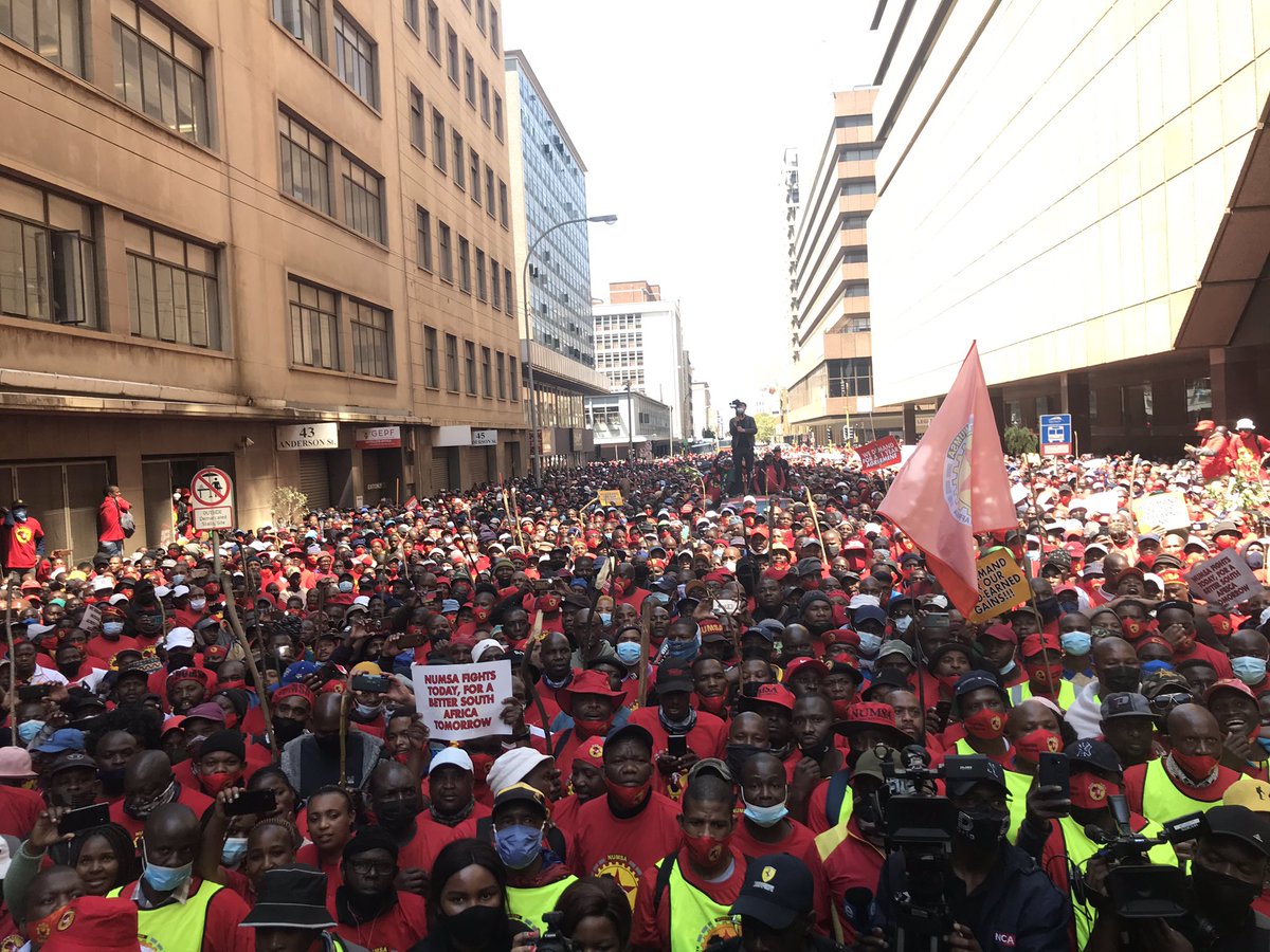 md_mabelebele's tweet photo. Anderson Street in Johannesburg painted red by #NationalEngineeringStrike @Numsa_Media @SAFTU_media https://t.co/Lu4GVqlOwC