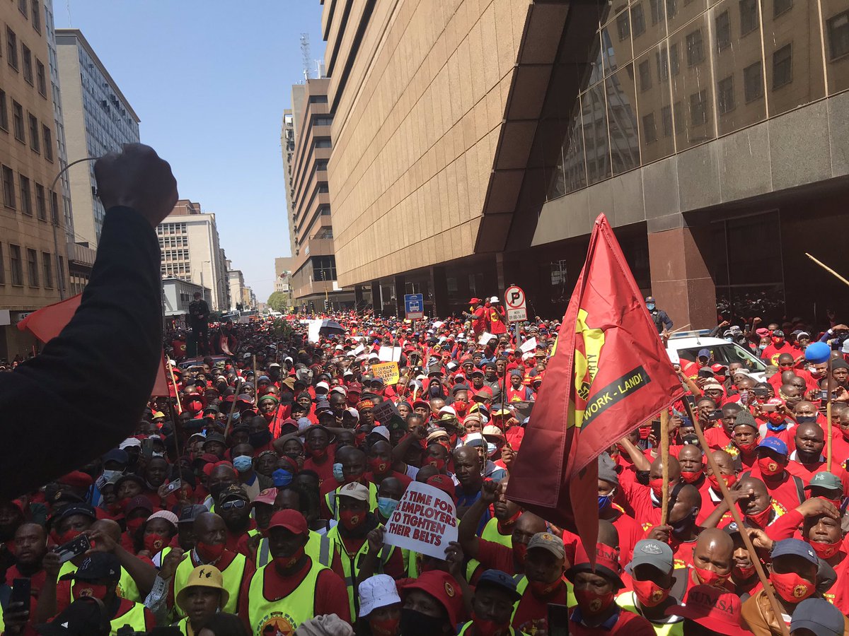 md_mabelebele's tweet photo. Anderson Street in Johannesburg painted red by #NationalEngineeringStrike @Numsa_Media @SAFTU_media https://t.co/Lu4GVqlOwC