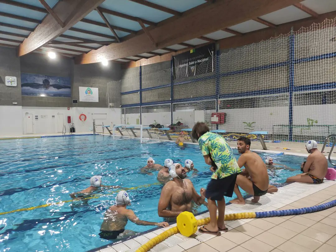 cnbadia's tweet photo. Hoy presentamos a nuestro #MasterBadia. Los más veteranos pero también los que más años llevan en el @cnbadia dando el callo cada año y no dejando pasar la oportunidad de seguir disfrutando de este deporte🔥🔥💪🏼💪🏼🤽🏼♂️🤽🏼♂️💛💚
#waterpolo #mesientomaster #orgullobadiense https://t.co/UdYwAtZ224