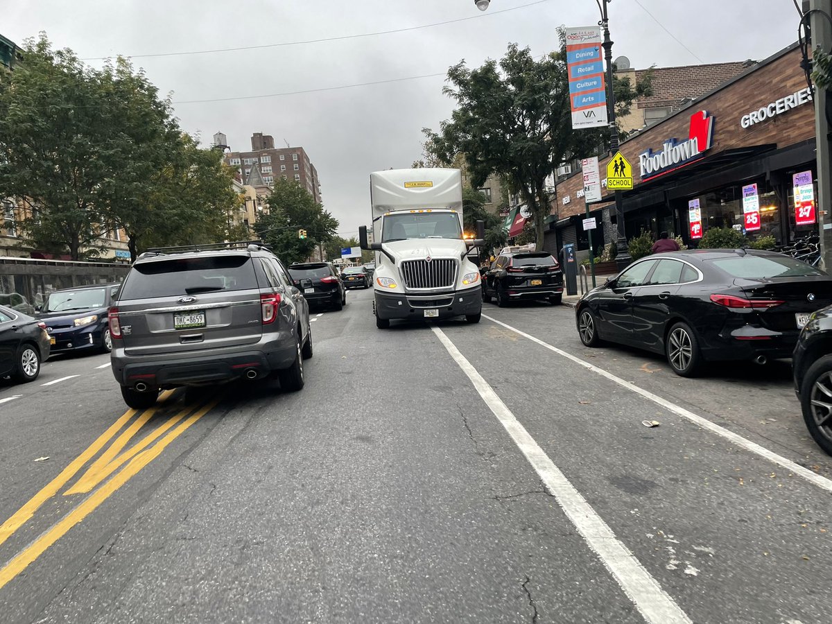 D00RZ0NE's tweet photo. #ScofflawCyclists are always riding the wrong way. #FixVanderbiltAve #deBlasiosStreets 
Food Town isn’t even pretending to give a fuck anymore. https://t.co/wLGO07UFvE