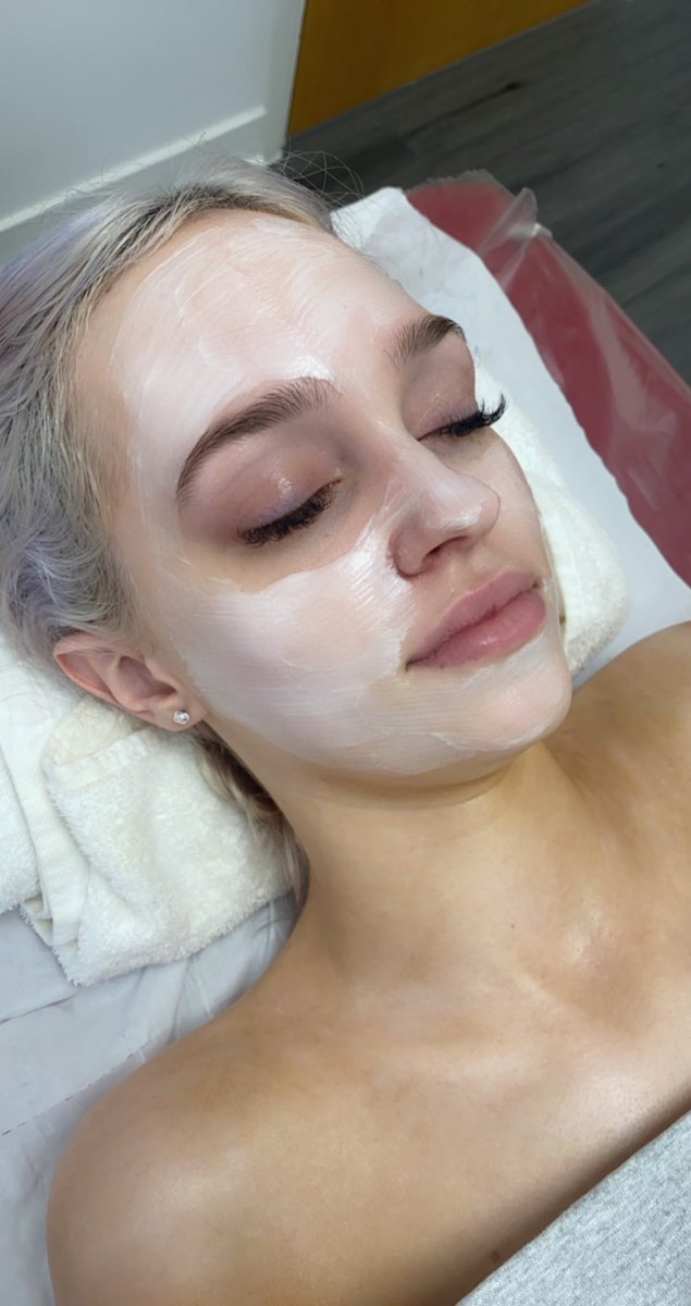EPhysiocouk's tweet photo. Lymphatic drainage facial treatment on @Lanaphysiocouk finishing off with a mask! 🧖🏻‍♀️ https://t.co/oANysfrgMy