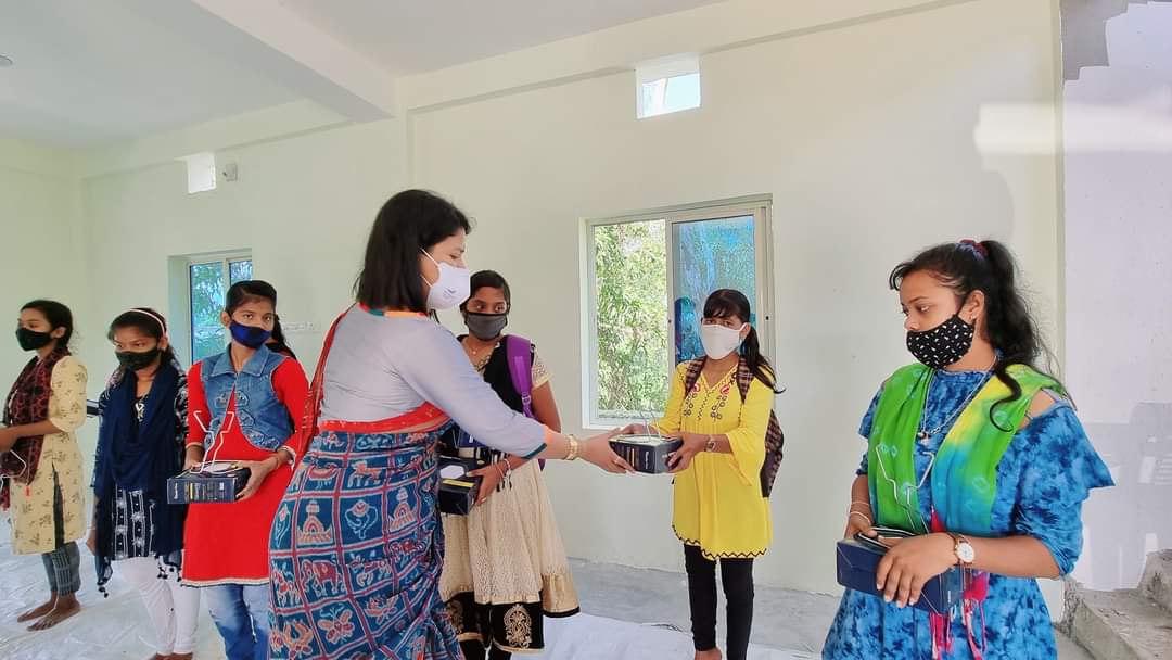 rosalinpatsani's tweet photo. #joyofgivingweek
Donated 40 solar lamps to the meritorious needy girls so that they can continue studies without any absence of electricity. #ProjectPavi #girlseducation #distributiondrive
#bringsmiles
Many thanks to WEDO for the kind support ๐ https://t.co/7ntLCoy9Co