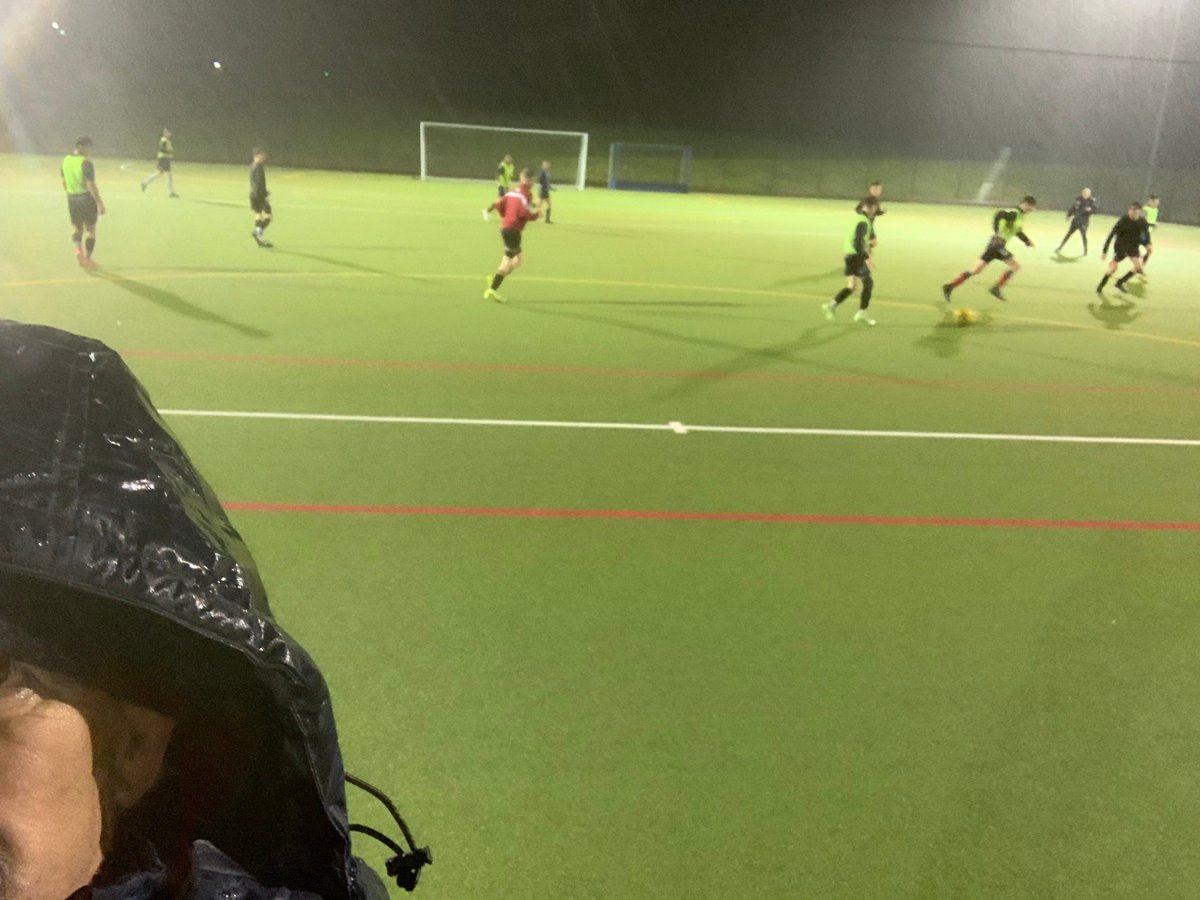 cpdyc's tweet photo. Noson tu hwnt o wlyb neithiwr wrth in Merched D13 a D15 a Bechgyn D15 hyfforddi, diolch i bawb nath frwydro's elfennau 🌧️☔️⚽️#YsgolSirGwlad https://t.co/Fi5dYbUrxX