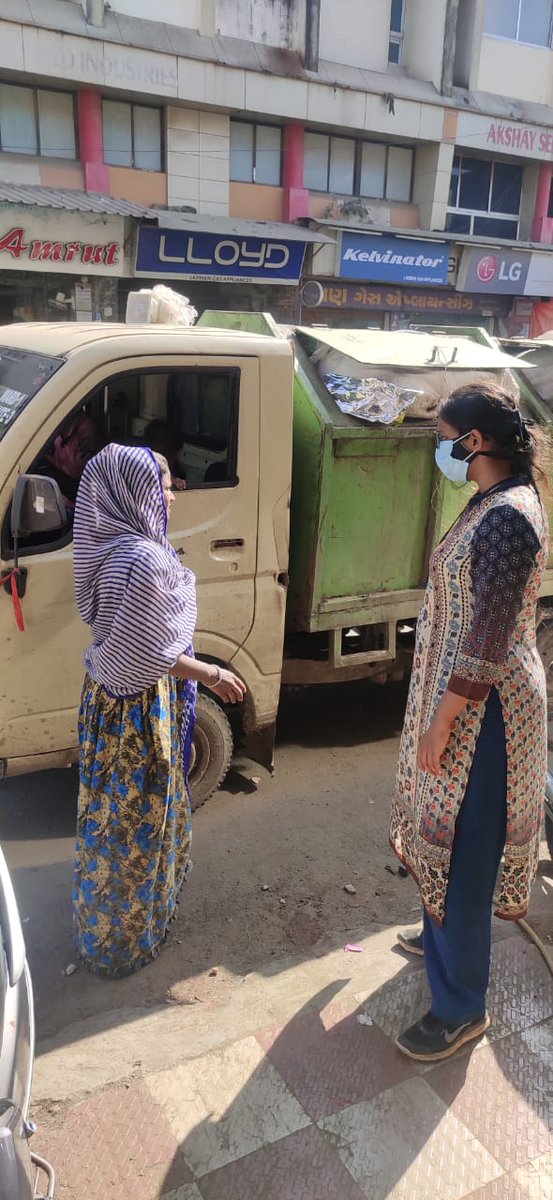 Nzarine's tweet photo. Our program manager @sukhibhel surveying municipal waste collection in a city of Gujarat for planning Municipal Solid Waste Management Systems transformation through the #BOTRAM process.
We need #SystemsThinking&Planning to tackle our civic challenges & for @SwachhBharatGov https://t.co/EGHEKuJALM